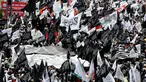 Massa peserta aksi 299 membawa bendera hitam berlafazkan kalimat tauhid di depan gedung MPR/DPR, Senayan, Jakarta, Jumat (29/9). Tuntutan aksi sendiri yakni menolak Perppu nomor 2 tahun 2017 tentang organisasi masyarakat (ormas). (Liputan6.com/JohanTallo)