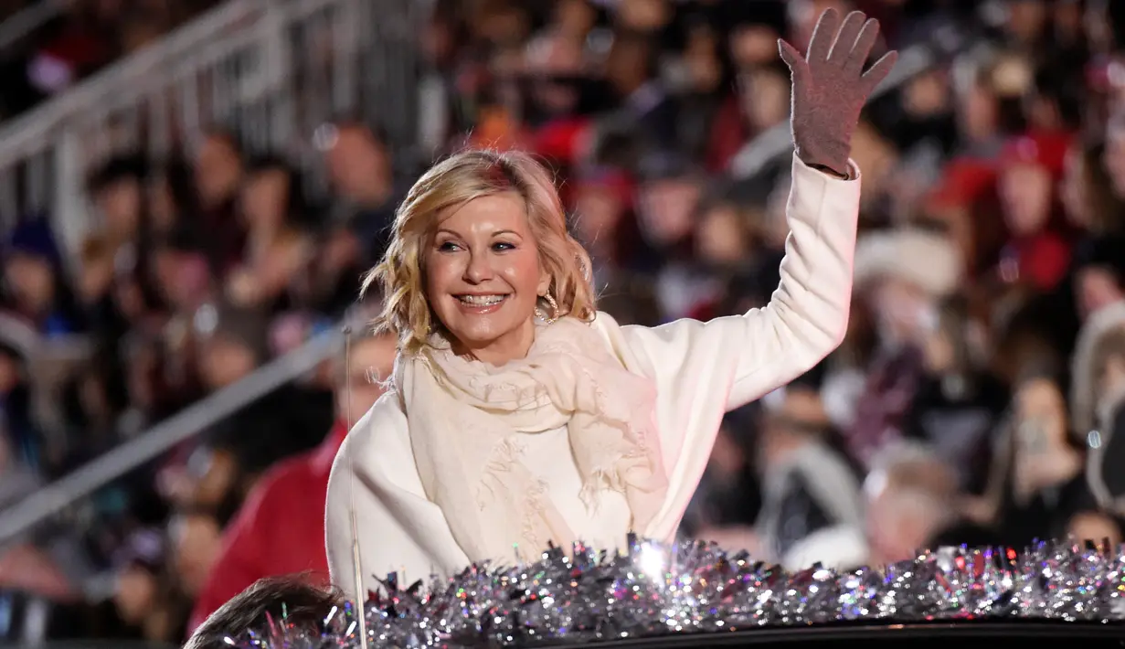 Selebriti Olivia Newton John didalam mobil ikut memeriahkan Parade Natal Hollywood ke-85 di Los Angeles, California, AS (27/11). Parade ini dimeriahkan oleh sejumlah kalangan selebriti dan seniman terkenal.  (Reuters/Phil McCarten)