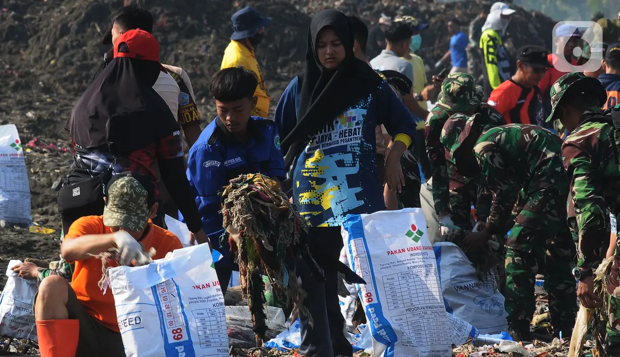 Masalah tumpukan sampah di kawasan pantai itu diangkat Pandawara Group, yang juga merencanakan kegiatan bersih-bersih. (merdeka.com/Imam Buhori)