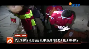 Polisi dan petugas pemadam kebakaran memeriksa jenazah Nurhayati dan Ama Khusnukhotimah dan Hana Khairunisa.