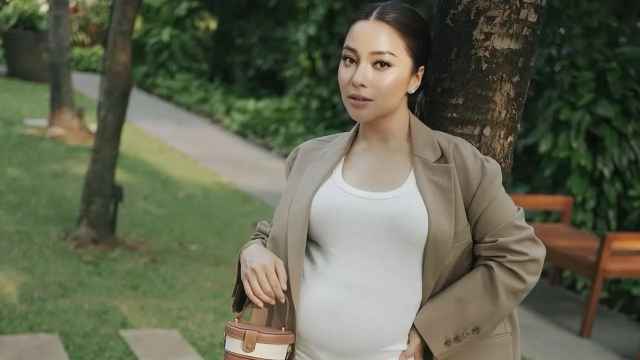 Jadi Tradisi, 8 OOTD Bumil Stylish Nikita Willy Pamer Baby Bump dengan Bucket Bag di Kehamilan Pertama dan Kedua