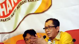 Ketua Tim Pilkada Pusat Partai Hanura, Erik Satrya Wardhana (kanan) memberikan keterangan terkait Pilkada 2017 di Jakarta, Selasa (29/3). Menurut Erik, Partai Hanura berkepentingan meningkatkan kualitas calon pemimpin. (Liputan6.com/Helmi Fithriansyah)