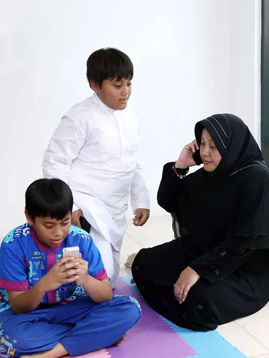 "Aku sayang banget (sama Caca). Biasanya bercandain, Cantika suka mainin boneka, joged-joged kalau ada lagu," kata Ganteng mengenang putrinya di rumah duka, Sentul, Bogor, Jawa Barat, Minggu (28/8/2016). (Nurwahyunan/Bintang.com)