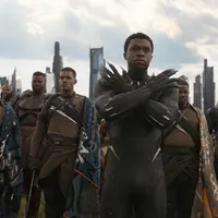 Aktor Chadwick Boseman (tengah) saat beradegan dalam film Avengers Infinity War. Film ini disutradarai oleh Anthony dan Joe Russo, dengan naskah ditulis oleh Christopher Markus & Stephen McFeely. (Marvel Studios via AP)