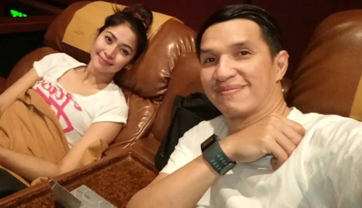 Melalui akun instagramnya, tak jarang Econ mengunggah keromantisan bersama sang istri di berbagai kesempatan.  (Instagram/edison_wardhana)