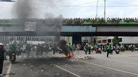 Massa ojol bakar sampah di flyover Senen (Liputan6.com/Maulandy)