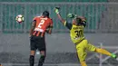 Kiper Perseru Serui, Hendra Molle membuang bola saat melawan PS TNI pada lanjutan Liga 1 2017 di Stadion Pakansari, Bogor (07/10/2017). PS TNI menang 2-1. (Bola.com/Nicklas Hanoatubun)