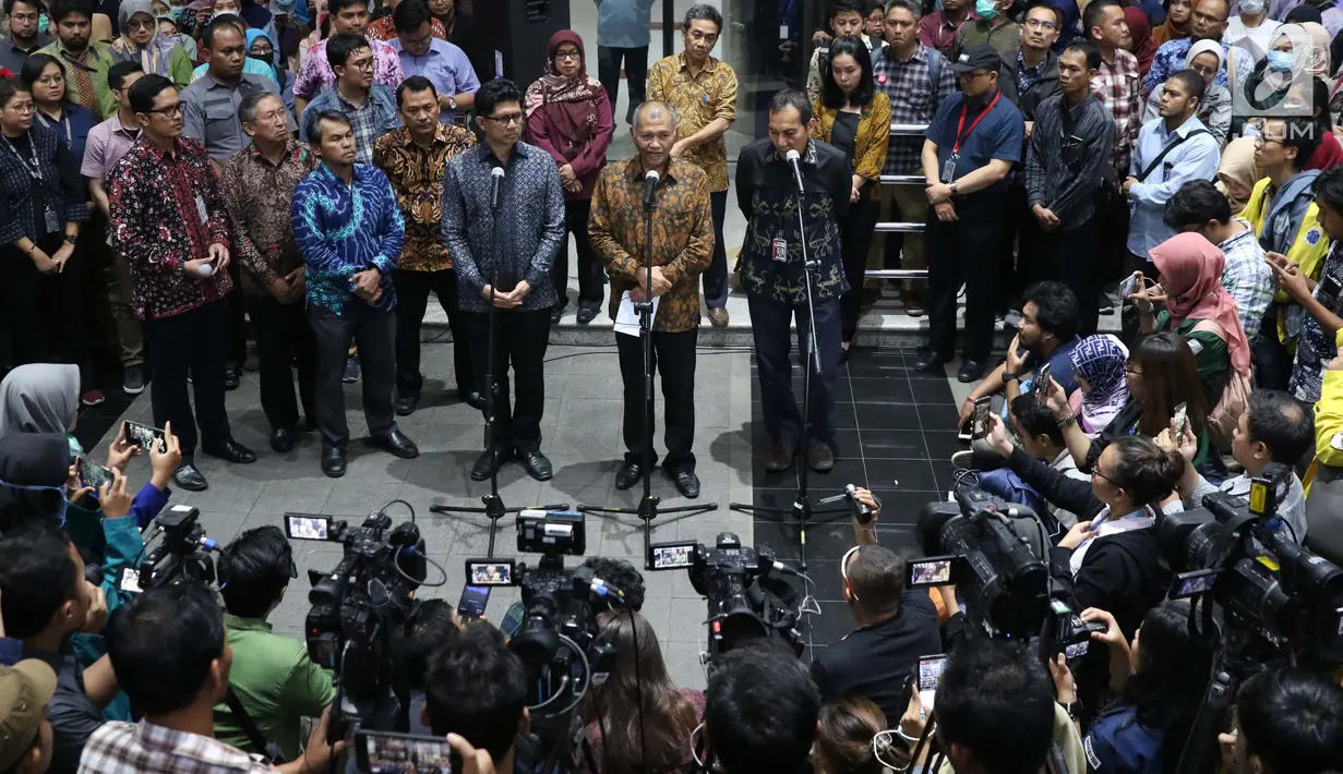 Ketua KPK, Agus Rahardjo (tengah) memberi keterangan di Gedung KPK, Jakarta, Kamis (12/9/2019). Keterangan terkait bantahan atas penyataan Wakil Ketua KPK, Alexander Marwata yang menyebut pengumuman pelanggaran kode etik tidak diketahui oleh semua pimpinan KPK. (Liputan6.com/Helmi Fithriansyah)