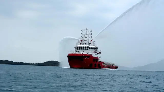 Pertamina Trans Kontinental menyiapkan 265 meter oil boom permanen dan empat sea boom untuk mencegah potensi tumpahan minyak dari KMP Batumandi. (Dok Pertamina)