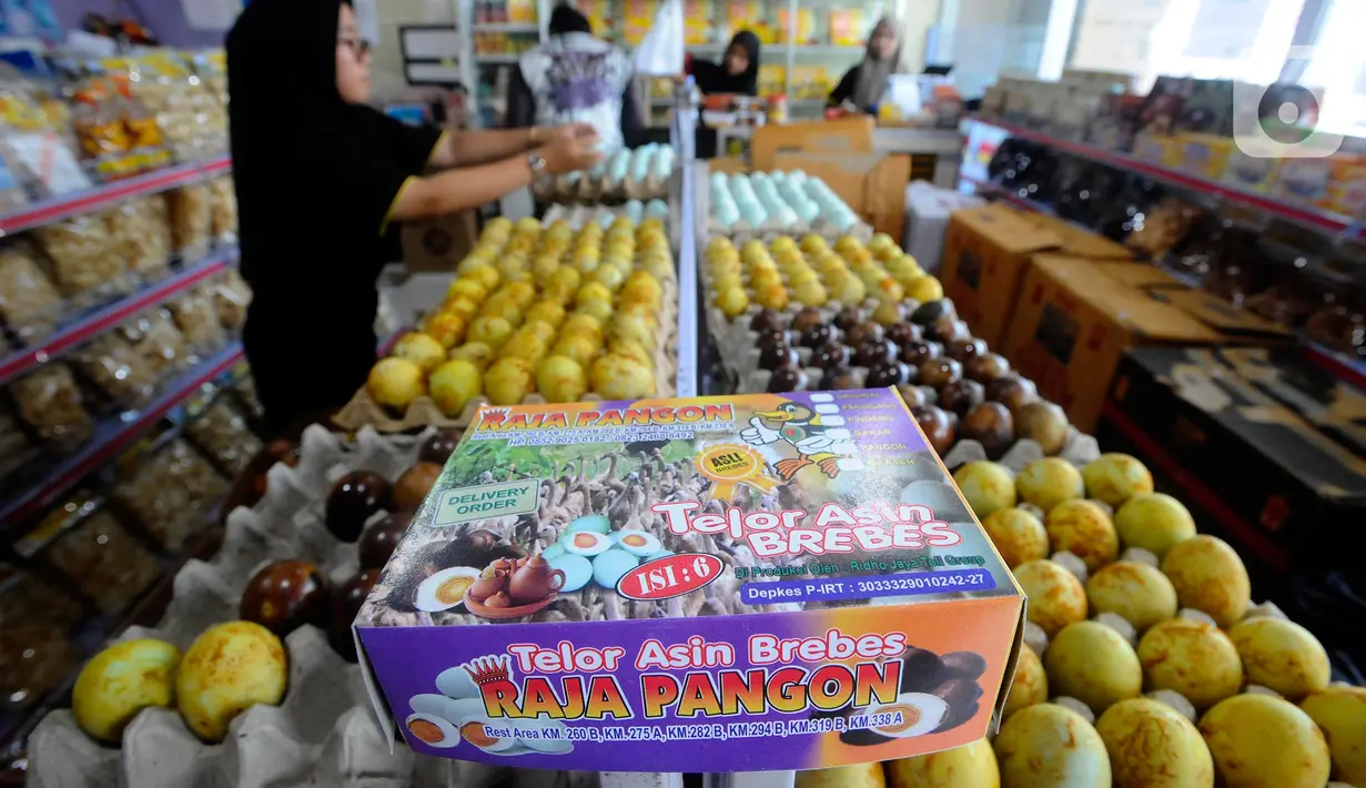 Tak heran, telur asin sudah diterima oleh banyak pihak dari berbagai strata sosial. Panganan ini sudah dikomersialkan sejak lama yaitu dari tahun 1950-an dan akrab dengan masyarakat Indonesia. (merdeka.com/Arie Basuki)