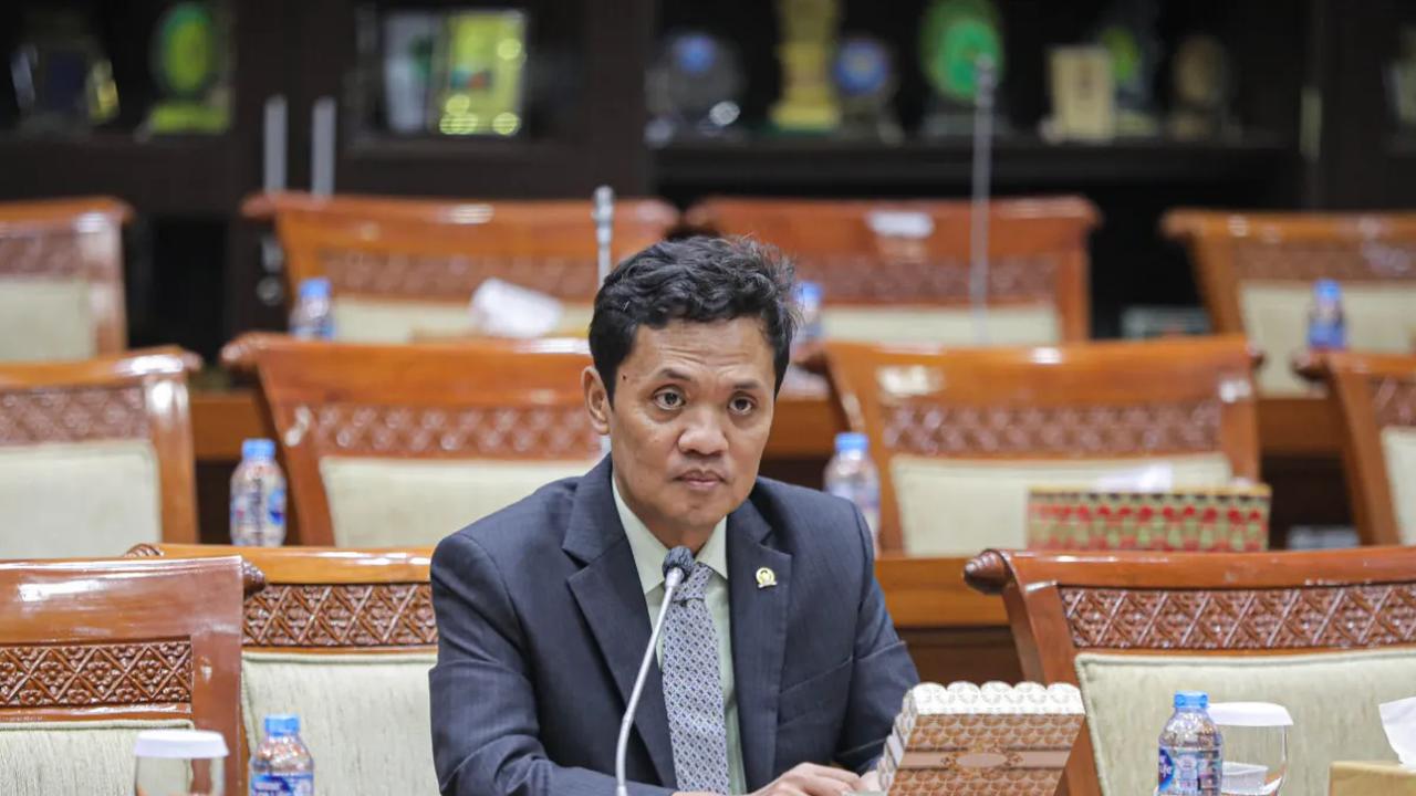 Wakil Ketua Umum Partai Gerindra Habiburokhman menyindir Anies Baswedan-Muhaimin Iskandar (AMIN) dan Ganjar Pranowo-Mahfud MD mendaftar duluan ke Komisi Pemilihan Umum (KPU) RI.