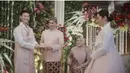 Kedua keluarga memadukan dua tradisi yang kental. Dalam balutan Hanbok, Rizka tampak seperti orang Korea. Gaya makeup dan rambut ditata sedemikian rupa, cantik bikin pangling. [Foto: youtube.com/sanghoya/]