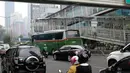 Sejumlah kendaraan melintasi jalan Sudirman, Jakarta, Senin (4/9). Sosialisai pembatasan lalu lintas sepeda motor diberlakukan mulai 12 September hingga Oktober 2017. (Liputan6.com/Faizal Fanani)
