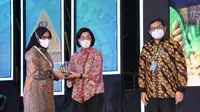 Bupati Banyuwangi Ipuk Fiestiandani (kanan) menerima penghargaan  dari Menteri Keuangan RI Sri Muliyani (Istimewa)