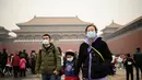 Keluarga tiba di pintu masuk Kota Terlarang pada hari kedua Tahun Baru Imlek di pintu keluar Kota Terlarang di Beijing (13/2/2021). Tahun Baru Imlek menandai Tahun Sapi pada 12 Februari. (AFP Photo/Noel Celis)