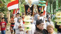 Prosesi Merti Dusun Brayut, Banjarnegara, Jawa Tengah menyambut 1 Suro atau Muharram, sekaligus menyambut HUT ke-77 RI. (Foto: Heni Purwono/Liputan6.com)