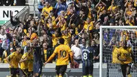 Pemain Wolverhampton Wanderers Willy Boly (kanan) merayakan gol ke gawang Manchester City pada pekan ketiga Liga Inggris di Molineux Stadium, Sabtu (25/8/2018). (AP Photo/Rui Vieira)