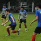 Pelatih timnas Korea Selatan U-23, Shin Tae-yong mengawasi langsung latihan perdana skuad Taeguk Warriors di Lapangan C Senayan, Jakarta, (21/3/2015). Tampak, pemain timnas Korsel U-23 saat melakukan sesi latihan. (Liputan6.com/Helmi Fithriansyah)