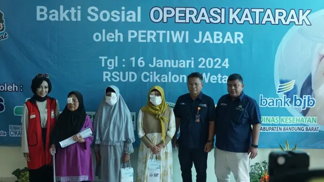 Komunitas Perempuan Pertiwi Indonesia menggelar kegiatan bakti sosial (baksos) operasi katarak di RSUD Cikalong Wetan, Bandung, Jawa Barat (Jabar) pada hari ini, Selasa (16/1/2024).