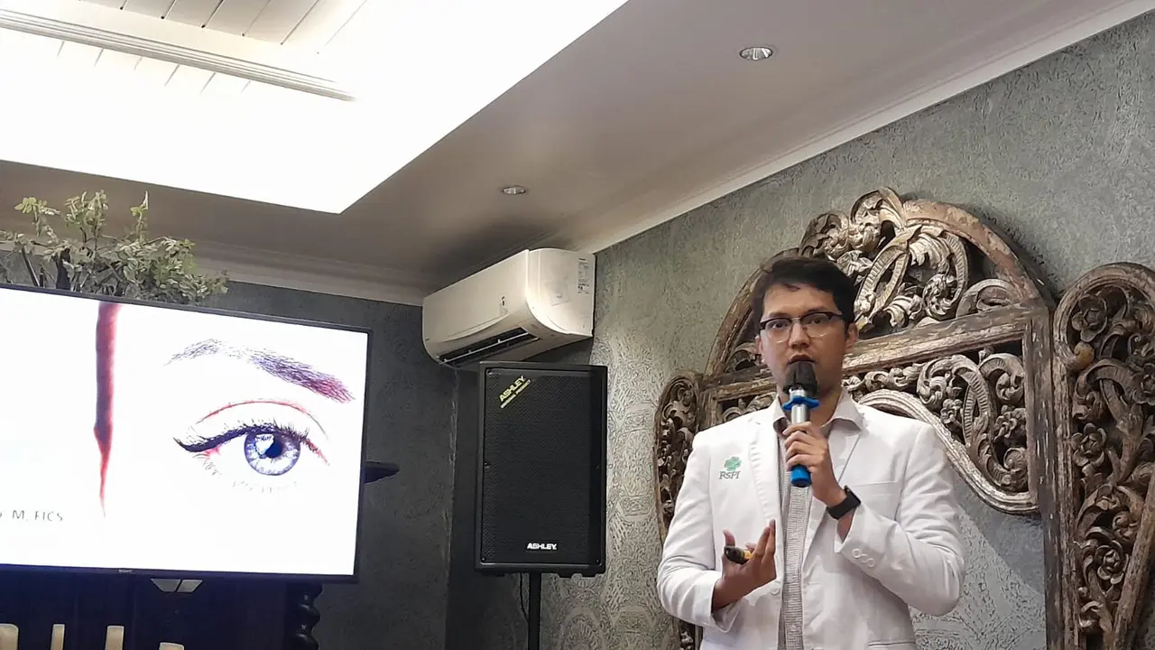 Dokter spesialis mata Tri Wahyu dari RSPI Puri Indah Jakarta