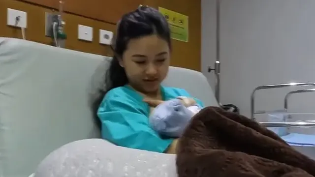 Adinda Azani melahirkan (Instagram/dindazani)