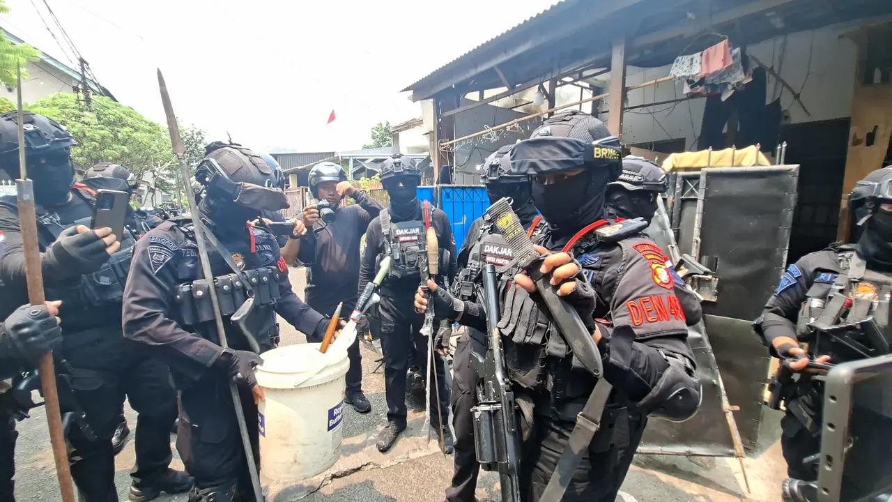 Polisi menggerebak kampung Ambon pada Kamis 15 Oktober 2026
