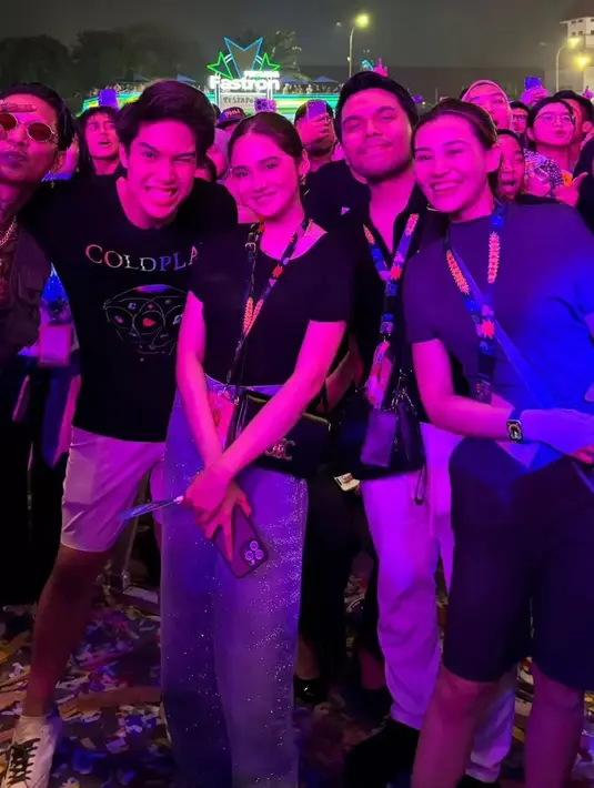 Di momen lain, keduanya kembali tampil serasi. Kali ini, El Rumi dan Syifa kompak kenakan kaos lengan pendek warna hitam dengan gaya khas masing-masing. [@elsyifa.fanspage_/@harrisvriza].