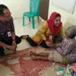 Nenek lumpuh di Semarang terkepung banjir dikunjungi Wakil Wali Kota Semarang Hevearita (Liputan6.com / Edhie Prayitno Ige)