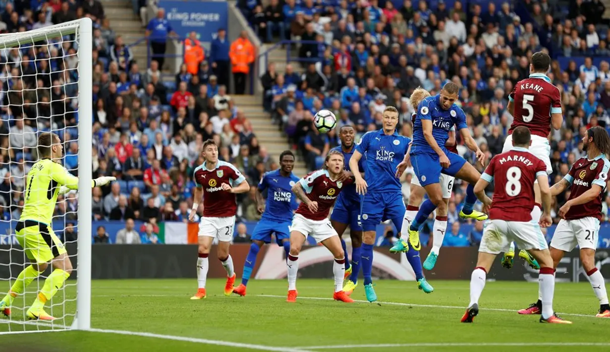 Striker Leicester City, Islam Slimani, saat mencetak gol pertama ke gawang Burnley dalam laga Premier League di Stadion King Power, Leicester, Sabtu (17/9/2016) malam WIB. (Action Images via Reuters/John Sibley)