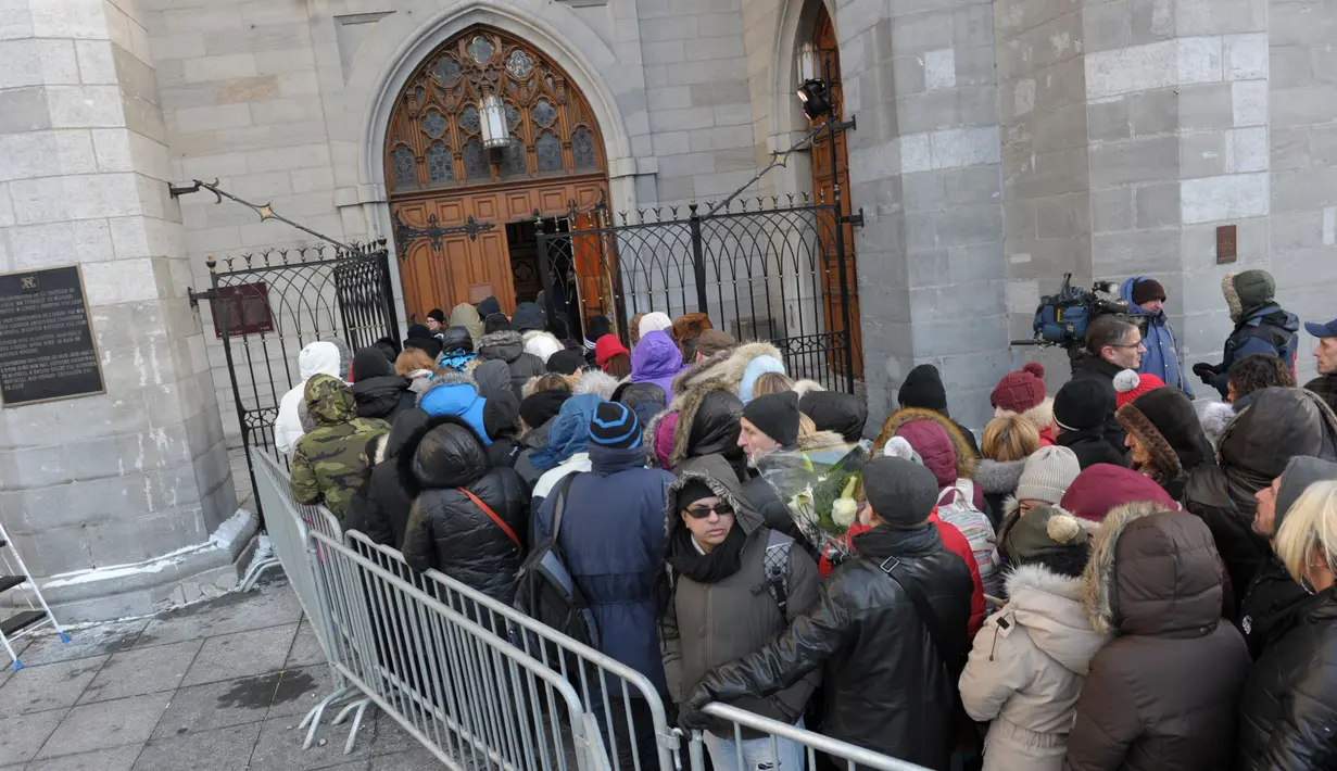 Para tamu memadati acara penghormatan terakhir untuk Rene Angelil di Notre-Dame Basilica, Montreal, Kanada, Kamis (21/1). Suami Celine Dion itu meninggal dunia pada Kamis (14/1) akibat kanker tenggorokan. (CLÉMENT SABOURIN/AFP)