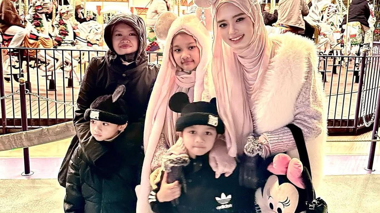 Potret Inara Rusli Ajak Anak Liburan di Disneyland Tokyo, Jadi Salah Satu Bucket List