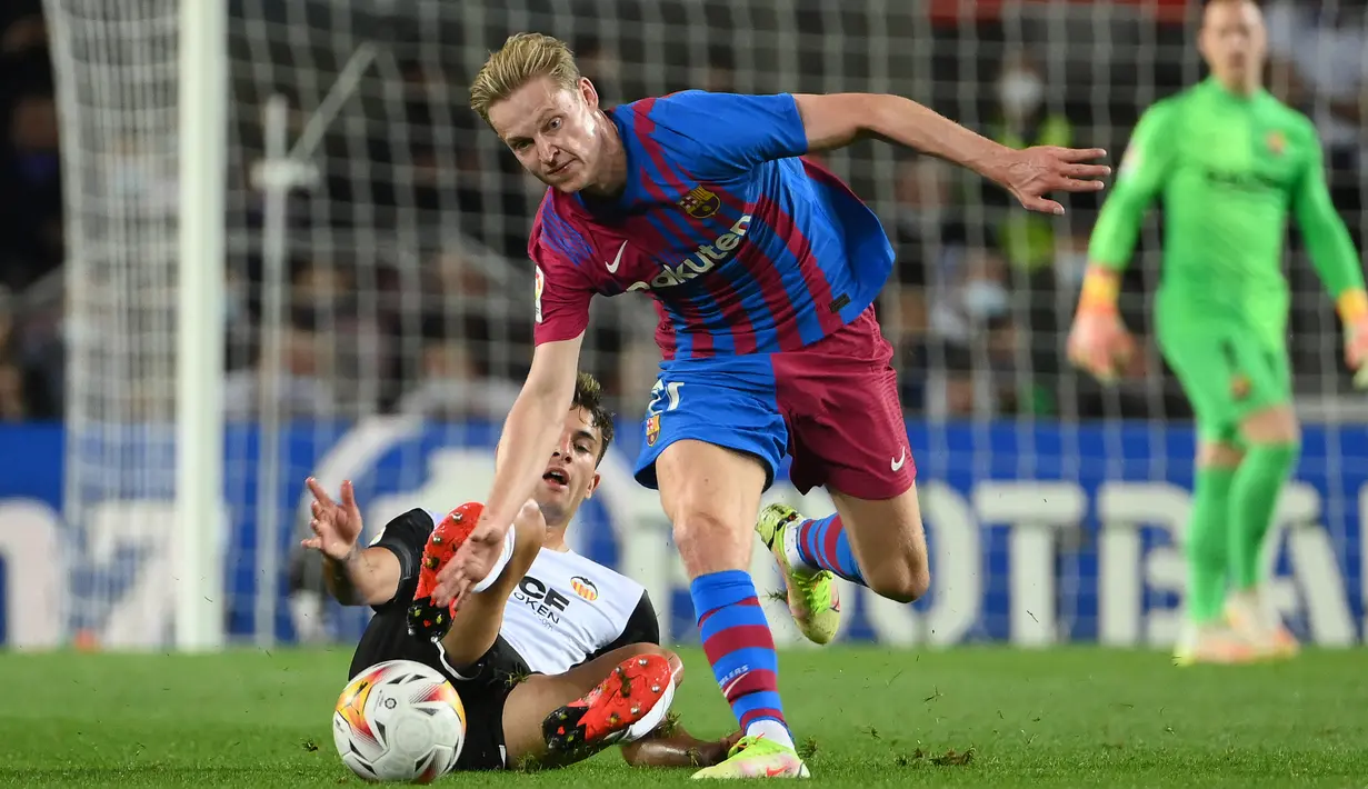 Frenkie de Jong. Gelandang asal Belanda berusia 24 tahun ini didatangkan Barcelona pada awal musim 2019/2020 dari Ajax Amsterdam, satu musim sebelum kedatangan Ronald Koeman. Bersama Ronald Koeman, ia menjadi pilihan utama dan tampil dalam 62 laga dengan torehan 7 gol dan 11 assist. (AFP/Lluis Gene)