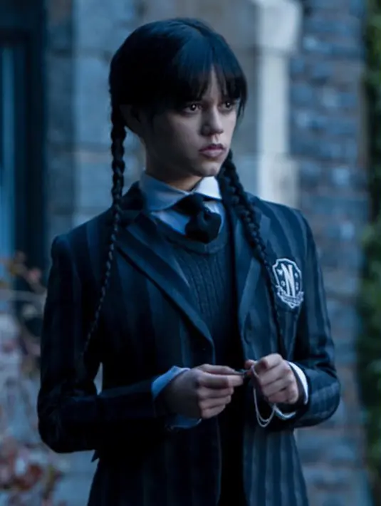 Seragam sekolah Wednesday di sekolah khusus anak-anak yang memiliki kemampuan ‘aneh’. Jenna memerankan karakter remaja yang memiliki kemampuan supernatural dengan gaya pakaian yang nyentrik di antara teman sekolahnya. (Instagram/@diet_prada/@netflix)