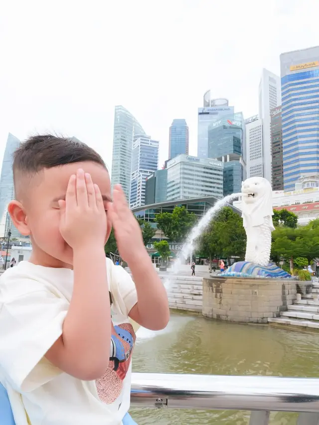 Rayyanza Berpose Lucu di Depan Patung Merlion, Komentar Netizen Bikin Salfok
