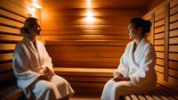 Dua wanita usia menopause tengah bersantai di sauna. (Foto: Ilustrasi AI)