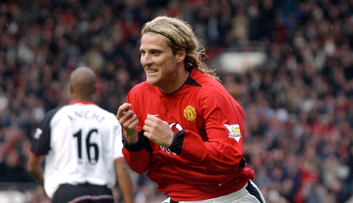2. Diego Forlan - Penyerang asal Uruguay ini didatangkan Manchester United pada tahun 2002 dengan mahar 11 juta euro. Namun selama 2,5 tahun membela Manchester United, Forlan hanya mencetak 17 gol dari 98 pertandingannya di semua kompetisi. (AFP/Paul Barker)
