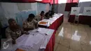 Petugas KPPS saat berjaga pada Pemungutan Suara Ulang (PSU) di TPS 29, Jakarta, Minggu (19/2). Bawaslu telah menemukan adanya pelanggaran saat berlangsungnya pemungutan suara di TPS 29 pada 15 Februari 2017 lalu. (Liputan6.com/Helmi Afandi)