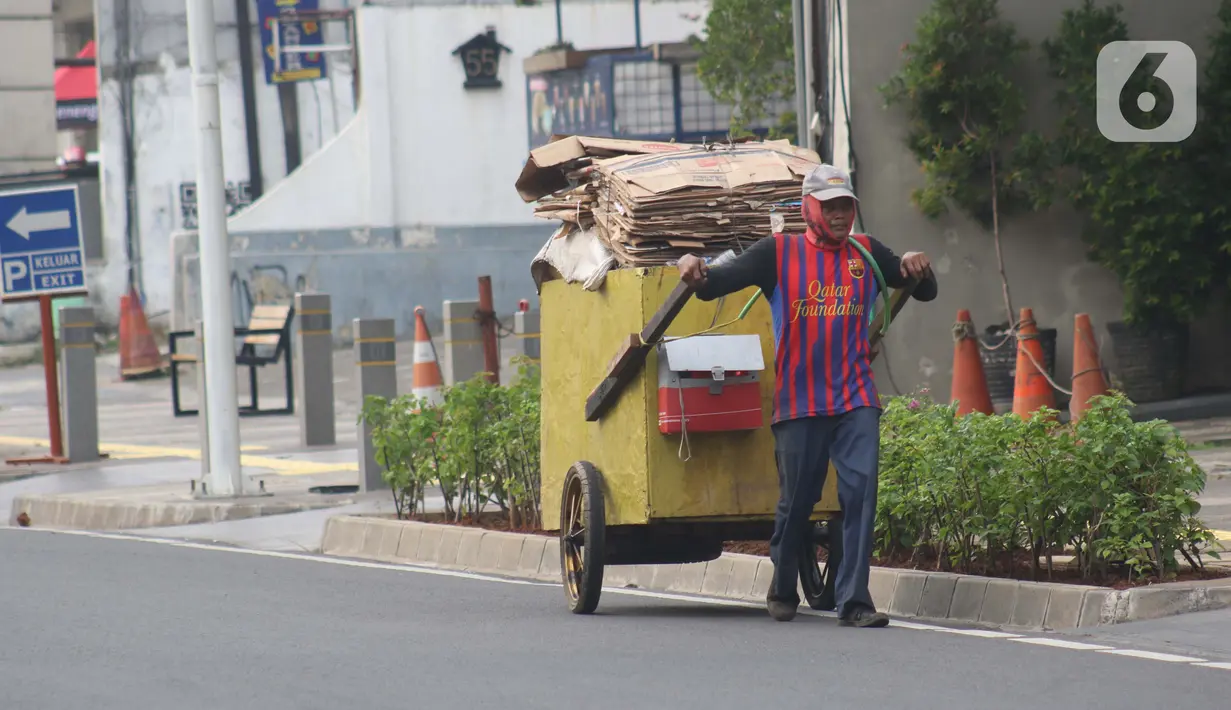 Pemulung melintas di Jalan Kemang Raya, Jakarta, Kamis (9/7/2020). Badan Pusat Statistik (BPS), mencatat masyarakat berpendapatan rendah paling terdampak pandemi Covid-19, akibatnya, secara ekonomi kelompok tersebut paling tertekan. (Liputan6.com/Helmi Fithriansyah)
