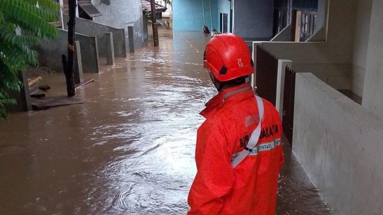 Banjir Jakarta Timur Meluas, 41 RT Terendam dengan Ketinggian Air Capai 3,5 Meter