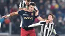 Pemain Juventus, Stephan Lichtsteiner berusaha merebut bola dari pemain Genoa Andrej Galabinov pada laga 16 besar Coppa Italia 2017-2018 di Allianz Stadium, Rabu (20/12). Juventus melaju ke perempatfinal usai menang 2-0. (Alessandro di Marco/ANSA via AP)