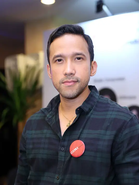 Teman duet penyanyi Syahrini dalam lagu Cinta Sendirian itu juga mengakui bahwa dijaman sekarang ini musisi atau penyanyi kurang memperhatikan kualitas. Tapi lebih mementingkan keuntungan semata. (Nurwahyunan/Bintang.com)