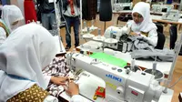 Sejumlah siswi sedang mendemonstrasikan keahliannya menjahit baju busana muslim di sela-sela peresmian Sekolah Fashion SMK NU Banat, Kudus, Jawa Tengah, Rabu (11/3/2015). (Liputan6.com/Panji Diksana)