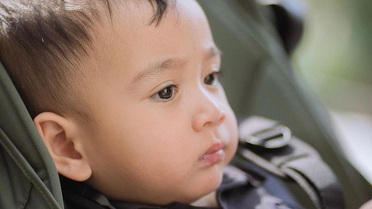 Netizen dibuat salfok dengan gaya 'Abang Ifung' di depan kamera. Potretnya cute banget.
