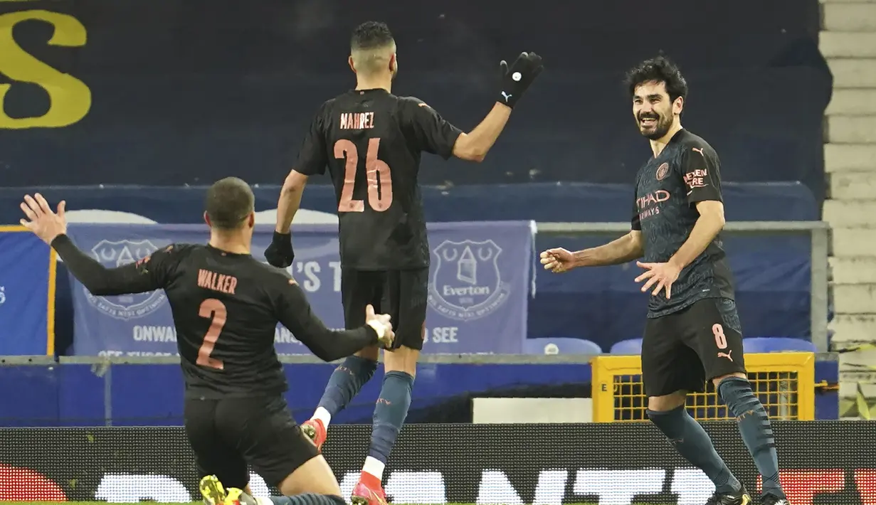 Gelandang Manchester City, Ilkay Gundogan (kanan) melakukan selebrasi usai mencetak gol pertama timnya ke gawang Everton dalam laga perempatfinal Piala FA 2020/2021 di Goodison Park, Liverpool, Sabtu (20/3/2021). Manchester City menang 2-0 atas Everton. (AP/Jon Super/Pool)