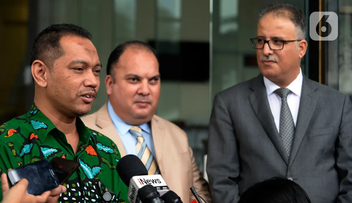 Wakil Ketua KPK Nurul Ghufron (kiri) bersama Duta Besar Tunisia untuk Indoensia Riadh Dridi (kanan) dan Wakil Konsulat Tunisia, Chaouki Moutley seusai melakukan pertemuan di Gedung KPK, Jakarta, Rabu (11/3/2020). Pertemuan membahas kerja sama terkait penanganan korupsi. (merdeka.com/Dwi Narwoko)