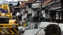Pekerja menggarap pemasangan turap di kawasan Kali Roxy, Jakarta, Senin (14/11). Pemasangan dinding turap tersebut guna mengantisipasi luapan air kali saat musim penghujan. (Liputan6.com/Faizal Fanani)