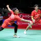 Pemain ganda putra Indonesia, Leo Rolly Carnando yang berpasangan dengan Daniel Marthin berusaha mengembalikan bola saat menghadapi pasangan Denmark, Daniel Lundgaard/Mads Vestergaard pada babak perempatfinal Daihatsu Indonesia Masters 2024 di Istora Senayan, Jakarta, Jumat (26/1/2024). Leo/Daniel menang dua game langsung dengan skor 21-14, 21-12. (Bola.com/Bagaskara Lazuardi)