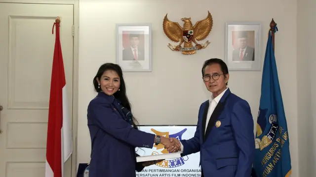 Aktor film Pong Harjatmo memimpin acara pelantikan anggota Dewan Pertimbangan Organisasi (DPO) Persatuan Artis Film Indonesia (PARFI) yang digelar 17 Maret 2021
