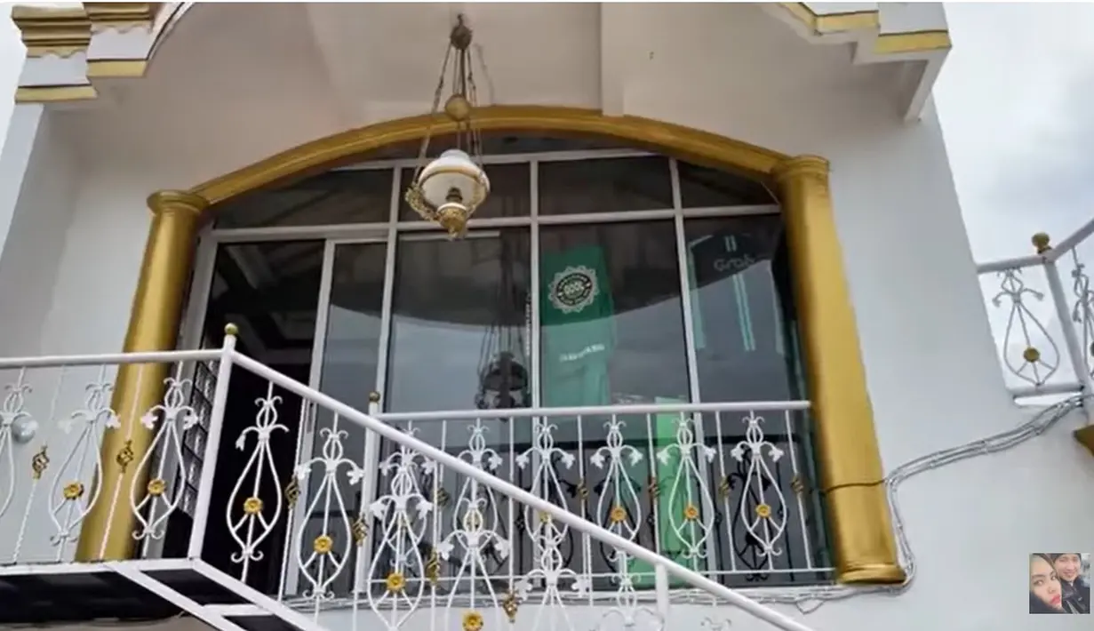 Naik ke lantai tiga terdapat musala dan rooftop yang sangat luas. Disini juga disediakan musala untuk keluarga. [YouTube/Kartika Putri Official]