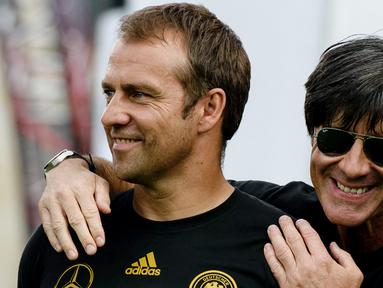 Hans-Dieter Flick - Meraih enam gelar sekaligus bersama Die Rotten di musim perdananya cukup menjadi bukti untuk Timnas Jerman Menggaetnya sebagai pelatih baru. Perlu diketahui, Flick adalah asisten pelatih Low ketika keduanya mengantarkan Jerman menjuarai Piala Dunia 2014. (AFP/Clemens Bilan)